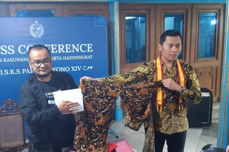 PB XIII, PB XIV, Kericuhan Tak Hanya Perang Mulut, Putri Keraton Solo Klaim Alami Luka Lebam, Putri PB XIII Alami Luka Lebam, Cucu Pakubuwono XIII Dilaporkan ke Polisi, Laporan Melibatkan Dua Kubu Pendukung Raja, Kronologi Bentrok di Keraton Kasunanan Surakarta