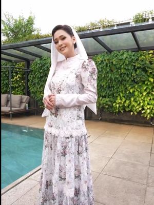 Maia Estianty Tampil Anggun di Pengajian 7 Bulan Kehamilan Alyssa, Intip Detailnya, Rancangan Ivan Gunawan dengan proses dadakan, Detail floral, Riasan natural dan glowing, Tatanan rambut berkelas