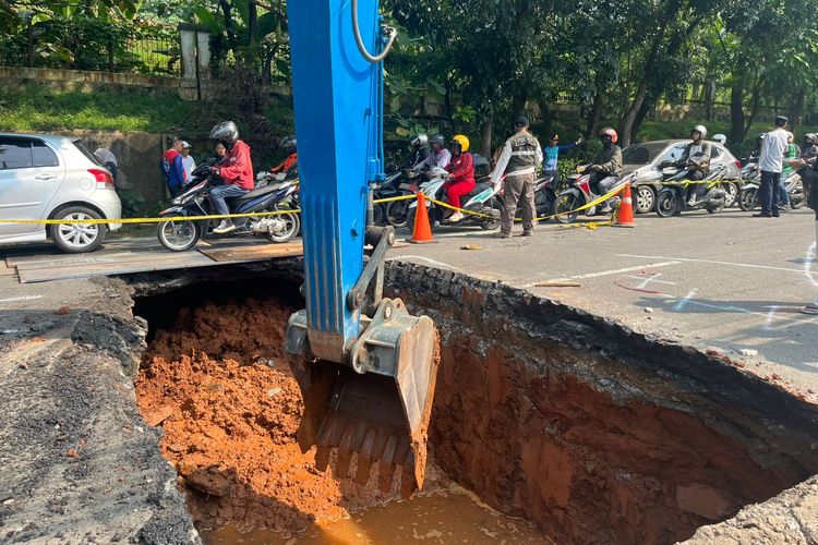 saluran air, Lenteng Agung, kemacetan, Jalan Raya Lenteng Agung Arah Depok Amblas, Lalu Lintas Macet Parah