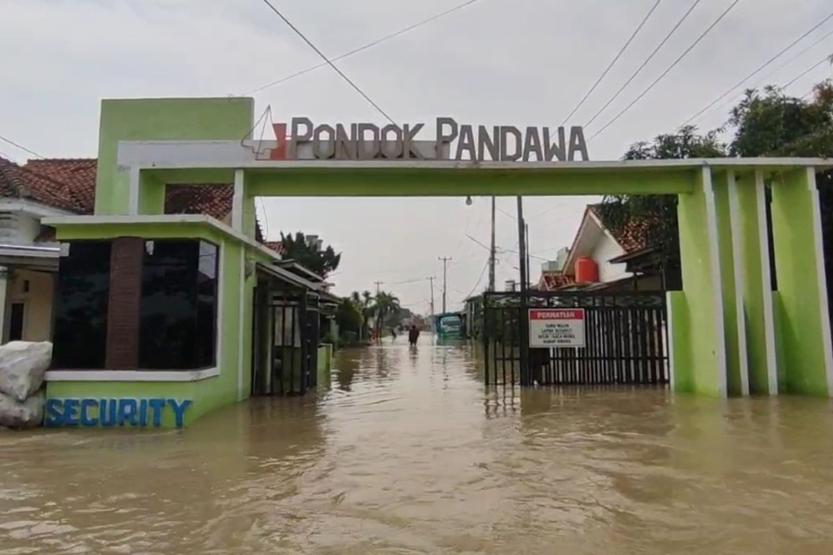 Cirebon, Kabupaten Cirebon, Banjir Masuk Permukiman Sejak Tengah Malam, Ini Data Lengkap Dampak Banjir Cirebon, 15 Warga Mengungsi, Air Capai 1 Meter, Warga Panik, Sungai Meluap Saat Dini Hari, Warga Sebut Banjir Terparah, Penanganan Darurat dan Imbauan BPBD