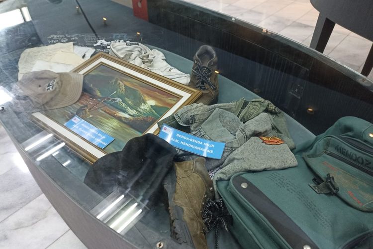 Museum Tragedi 12 Mei 1998, koleksi Museum Tragedi 12 Mei 1998, Koleksi Museum Tragedi 12 Mei 1998, Museum Gratis di Jakarta, museum tragedi 12 mei 1998 universitas trisakti, ada apa saja di Museum Tragedi 12 Mei 1998, museum gratis di jakarta barat, 7 Koleksi Museum Tragedi 12 Mei 1998, Ada Dinding Kaca Bekas Tembakan, 1. Bekas tembakan di kaca museum, 2. Papan pameran bekas tandu, 3. Barang peninggalan korban, 4. Foto-foto, 5. Kronologi, 6. Papan "In Memoriam", 7. Rekaman video