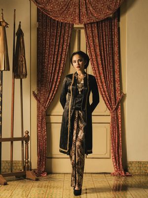 Syifa Hadju, 9 Gaya Prewedding Syifa Hadju–El Rumi, Elegan dalam Nuansa Royal Jawa, 1. Kebaya gelap dengan siluet klasik, 2. Beskap Hitam yang Tegas dan Maskulin, 3. Sanggul Rapi dengan Sentuhan Tradisional, 4. Makeup Semi Bold, 5. Aksesori Emas yang Mewah, 6. Material Beludru yang Berkelas, 7. Palet Warna Bold dan Hangat, 8. Detail Kancing dan Bros Klasik, 9. Potret Bersama Abdi Dalem yang Menguatkan Nuansa Keraton