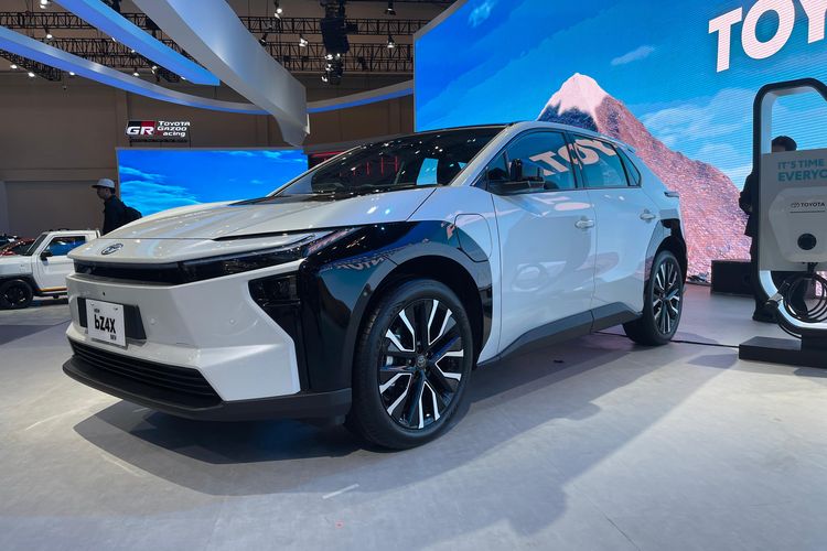 bZ4X, facelift, GIIAS 2025, Toyota bZ4X, mobil listrik, Perbedaan Toyota bZ4X Facelift dan Model Lama
