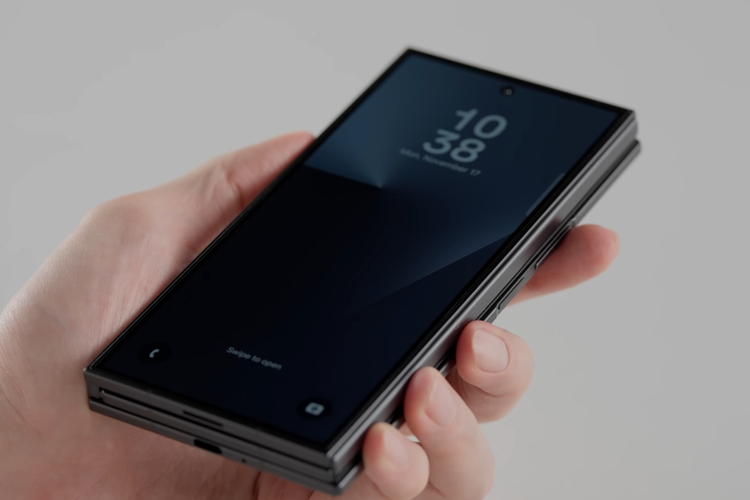 Samsung, Galaxy Z TriFold, unboxing, hands-on, Samsung Galaxy Z TriFold, Samsung Z TriFold, samsung galaxy z trifold, samsung z trifold, spesifikasi samsung galaxy z trifold, Begini Isi Kemasan dan Hands-on Galaxy Z TriFold, HP Lipat Tiga Pertama Samsung