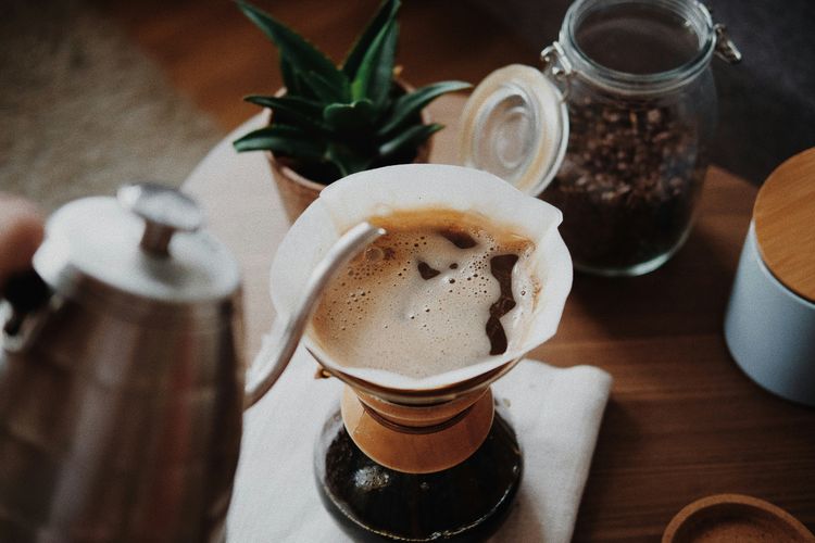 kopi, minuman kopi, minuman kopi kekinian, kopi di kafe, menu kopi di kafe, jenis minuman kopi di kafe, nama minuman kopi di kafe, 10 Jenis Kopi yang Paling Sering Dijumpai di Kafe, dari Espresso hingga Cold Brew, 1. Espresso, 2. Latte, 3. Black Coffee, 4. Americano, 5. Cappuccino, 6. Doppio, 7. Mocha, 8. Flat White, 10. Cold Brew