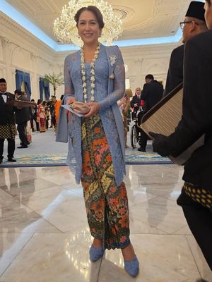 istana merdeka, Ratna Sari Dewi, Ratna Sari Dewi Soekarno, HUT ke-80 RI, Kartika Soekarno, Kartika Sari Dewi, Busana Kartika Soekarno, putri soekarno, Kartika Soekarno Berkebaya Biru Saat HUT Ke-80 RI di Istana Merdeka