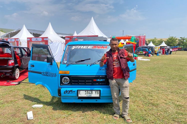 mobil klasik, Daihatsu Kumpul Sahabat, Cirebon, silaturahmi komunitas, Nostalgia di Daihatsu Kumpul Sahabat Cirebon 2023, Daihatsu Kumpul Sahabat: Lebih dari Sekadar Pamer Mobil, Perjalanan Nostalgia dengan Mobil Klasik, Kenangan Berharga dan Keluarga, Tempat Bertukar Cerita dan Ilmu