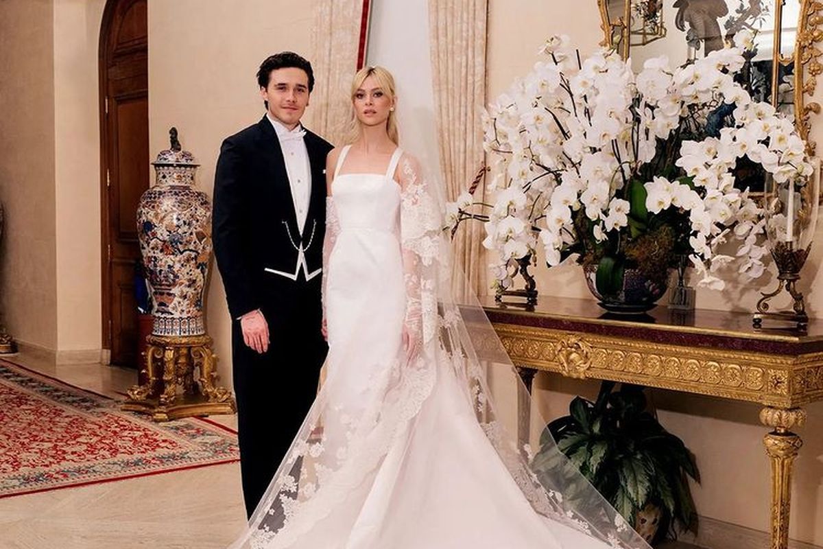 Brooklyn Beckham, Victoria Beckham, Benarkah Victoria Beckham Membatalkan Gaun Pernikahan Nicola Peltz di Menit Terakhir?, Gaun Valentino yang menjadi sorotan, Klaim “eleventh hour” dari Brooklyn, Video lama dan cerita perjalanan ke Roma, Penjelasan stylist: Proses couture setahun, Polemik gaun pernikahan kembali disorot