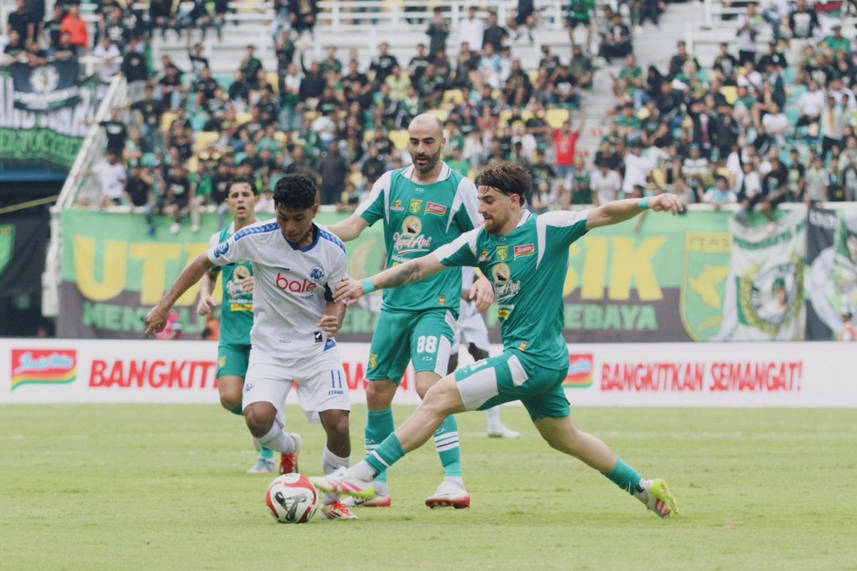 Super League, Persebaya, Arema FC, Persebaya Surabaya, Arema, Dime Dimov, Bruno Moreira, Super League 2025-2026, Persebaya vs Arema, Liga Indonesia, Hasil Persebaya Vs Arema FC 1-1, Diwarnai Satu Gol Bunuh Diri dan Kartu Merah