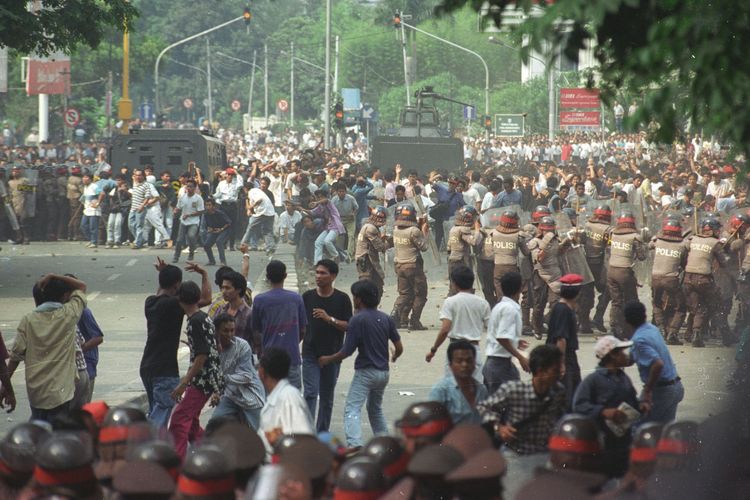 27 Juli 1996, Kudatuli, Megawati, PDIP, kudatuli adalah, sejarah peristiwa Kudatuli, Peristiwa Kudatuli 27 Juli 1996: Sejarah, Kronologi, dan Tokohnya, Awal konflik, Kronologi kejadian, Detik-detik Peristiwa Kudatuli 27 Juli 1996, Pelanggaran HAM