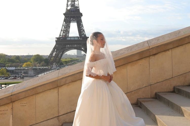 Jennifer Coppen, Justin Hubner, 8 Gaya Prewedding Jennifer Coppen dan Justin Hubner di Paris, Elegan dan Klasik, 1. Gaun ball gown klasik, 2. Gaya rambut, 3. Style Justin Hubner, 4. Veil panjang, 5. Nuansa monokrom yang timeless, 6. Pose editorial dengan tailoring maskulin, 7. Sentuhan soft glam makeup, 8. Gaya berdiri di tangga ikonik
