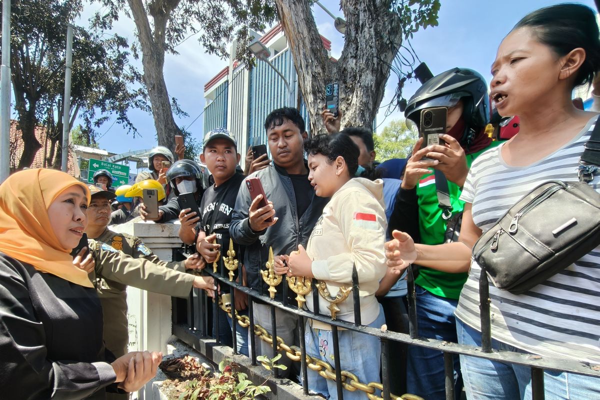 Khofifah, gubernur jawa timur, Gubernur Jawa Timur Khofifah Indar Parawansa, Grahadi Surabaya, Grahadi, grahadi dibakar massa, Grahadi Terbakar, grahadi surabaya dibakar, Khofifah Duduk Bersama Mahasiswa 30 Menit sebelum Insiden Molotov di Grahadi