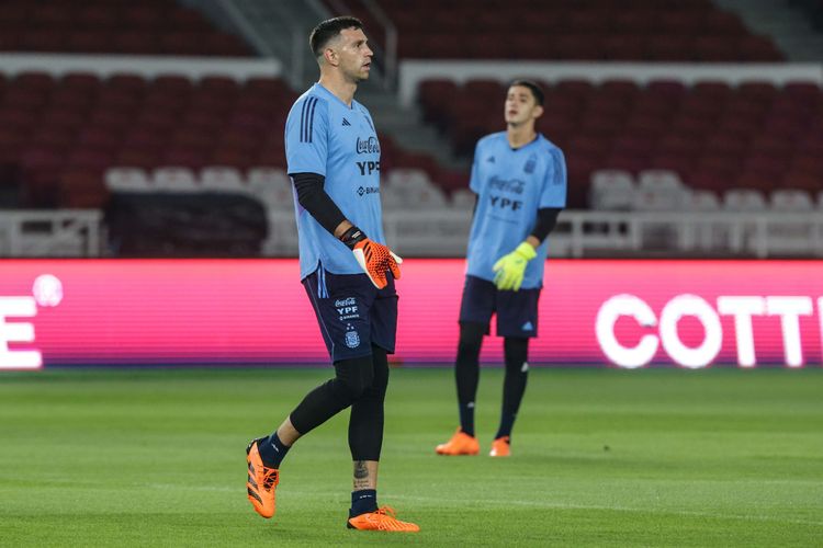 Liga Europa, Freiburg vs Aston Villa, Emiliano Martinez, patah jari, Emi Martinez, final Liga Europa, kiper Timnas Argentina, Saat Emi Martinez Bawa Aston Villa Juara Liga Europa dengan Jari Patah...