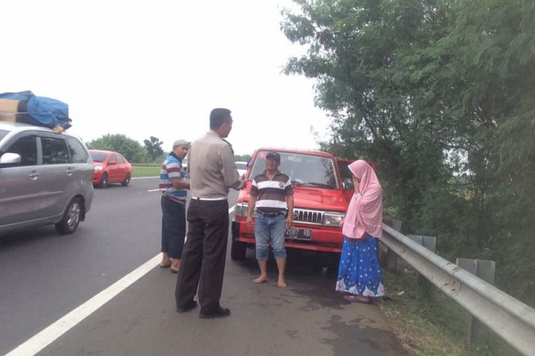 bahu jalan, bahu jalan tol, berhenti di bahu jalan tol, Tips Aman Berhenti di Bahu Tol, Hindari Risiko Tabrak Belakang