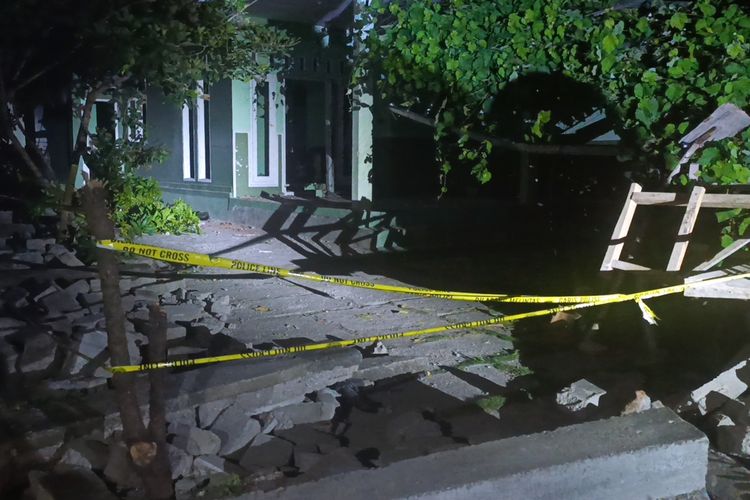 Brigadir Esco, Kematian Brigadir Esco, pembunuhan brigadir esco, briptu rizka, kasus pembunuhan Brigadir Esco, Kasus Pembunuhan Brigadir Esco: Misteri Mr X, Utang Ratusan Juta, dan Amarah Massa ke Rumah Briptu Rizka Sintiyani, Fakta Baru Kasus Pembunuhan Brigadir Esco: Sosok Mr X Diduga Terlibat, Briptu Rizka Sintiyani, Istri Korban dan Tersangka Utama, Rumah Briptu Rizka Dirusak Massa, Buntut Kematian Brigadir Esco, Polisi Siaga dan Usut Aksi Perusakan, Kasus Kematian Brigadir Esco Masih Misterius