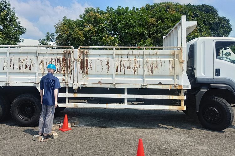 Isuzu Astra Motor Indonesia, Isuzu Giga, Isuzu giga, blind spot truk, Pelatihan mengemudi, Belajar Mengemudi Truk Panjang 12 Meter: Penting Memahami Blind Spot