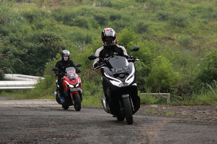 musim hujan, mengerem, Waspada Jalan Licin, Etika Mengerem Menentukan Keselamatan Pemotor