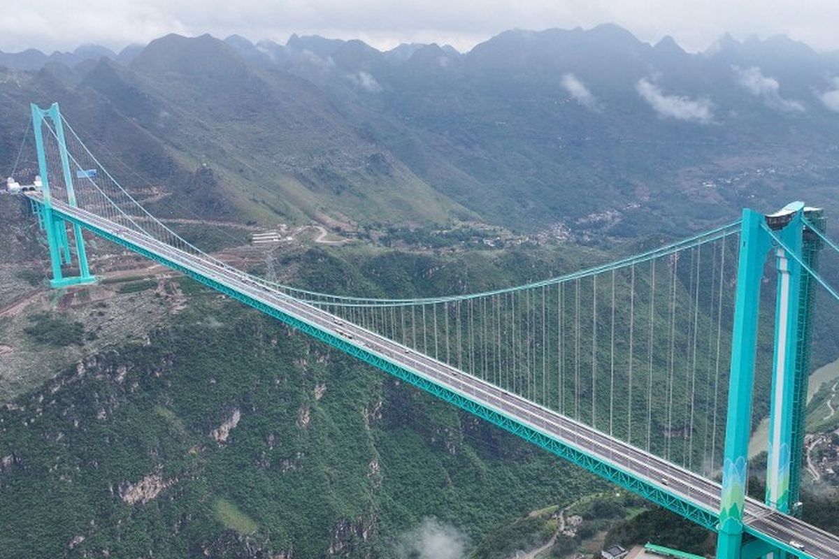jembatan tertinggi di dunia china, jembatan tertinggi di dunia, Jembatan Tertinggi Dunia di China Jadi Magnet Bagi Penggemar Olahraga Ekstrem Dunia, Jembatan tertinggi di dunia, Melayang di atas awan bersama keluarga, Guizhou, museum jembatan dunia, Olahraga, teknologi, dan pariwisata