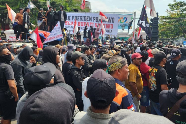 Jawa Tengah, Pati, bupati pati, ahmad luthfi, bupati pati sudewo, demo pati, Bupati Sudewo, Demo Pati Memanas, Gubernur Jateng Minta Bupati Sudewo Terima Aspirasi Warga, Gubernur Jateng Minta Bupati Terima Aspirasi Warga, Sudewo Bantah Kabur, Janji Temui Massa, tapi Belum Terlihat, Tuntutan Sudewo Mundur Dipicu Kenaikan PBB 250 Persen, Ricuh di Alun-Alun Pati