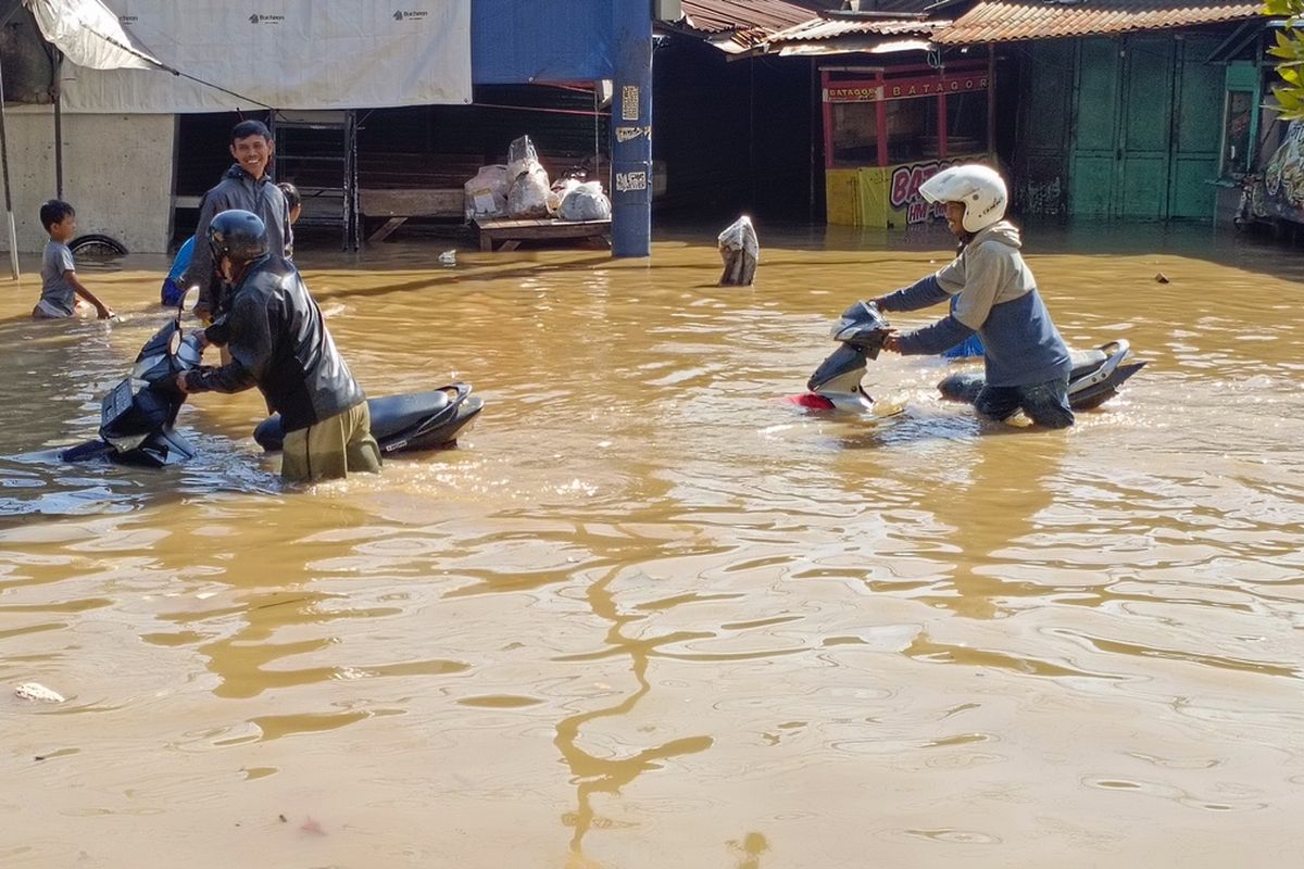 banjir, Banjir Bandung, Jawa Barat, bencana hidrometeorologi, Banjir di Bandung, Tiada Solusi Tuntas, Warga Bandung Lelah Lagi-lagi Kena Banjir Setiap Usai Hujan