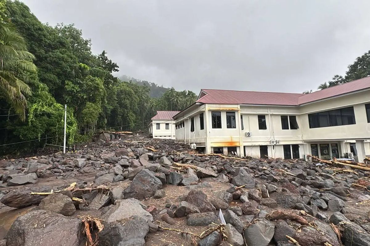 Banjir Sitaro Sulut Tewaskan 14 Orang, Kodam XIII/Merdeka Kerahkan Personel Bantu Evakuasi, Apa kata aparat terkait jumlah korban banjir bandang?, Seberapa besar kerusakan rumah dan fasilitas warga?, Bagaimana langkah TNI dan pemerintah dalam penanganan darurat?, Wilayah mana saja yang terdampak banjir bandang?