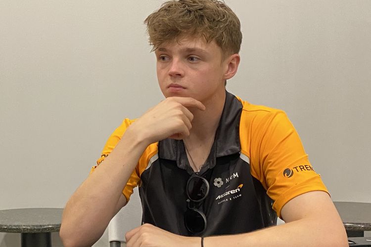 Formula E, Jakarta E-Prix, Taylor Barnard, Neom McLaren, formula e, taylor barnard, neom mclaren, Formula E Jakarta 2025: Pebalap Termuda Taylor Barnard Siap Berlaga