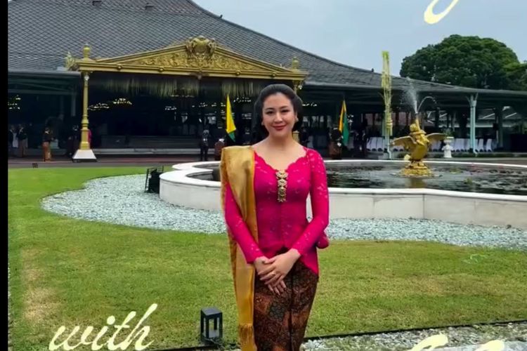 Sherina Munaf, 7 Gaya Sherina Munaf Hadiri Tingalan Jumenengan Mangkunegaran, Kebaya Fuchsia Curi Perhatian, 1. Kebaya fuchsia brokat yang elegan, 2. Kain batik klasik, 3. Selendang kuning emas, 4. Aksesori klasik, 5. Tatanan rambut sanggul klasik, 6. Riasan wajah natural, 7. Sikap anggun yang menyempurnakan penampilan