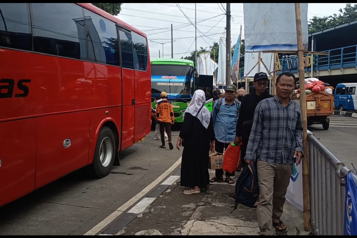 arus balik, Terminal Kampung Rambutan, lonjakan penumpang, Lonjakan Arus Balik Terminal Kampung Rambutan Capai 80 Persen