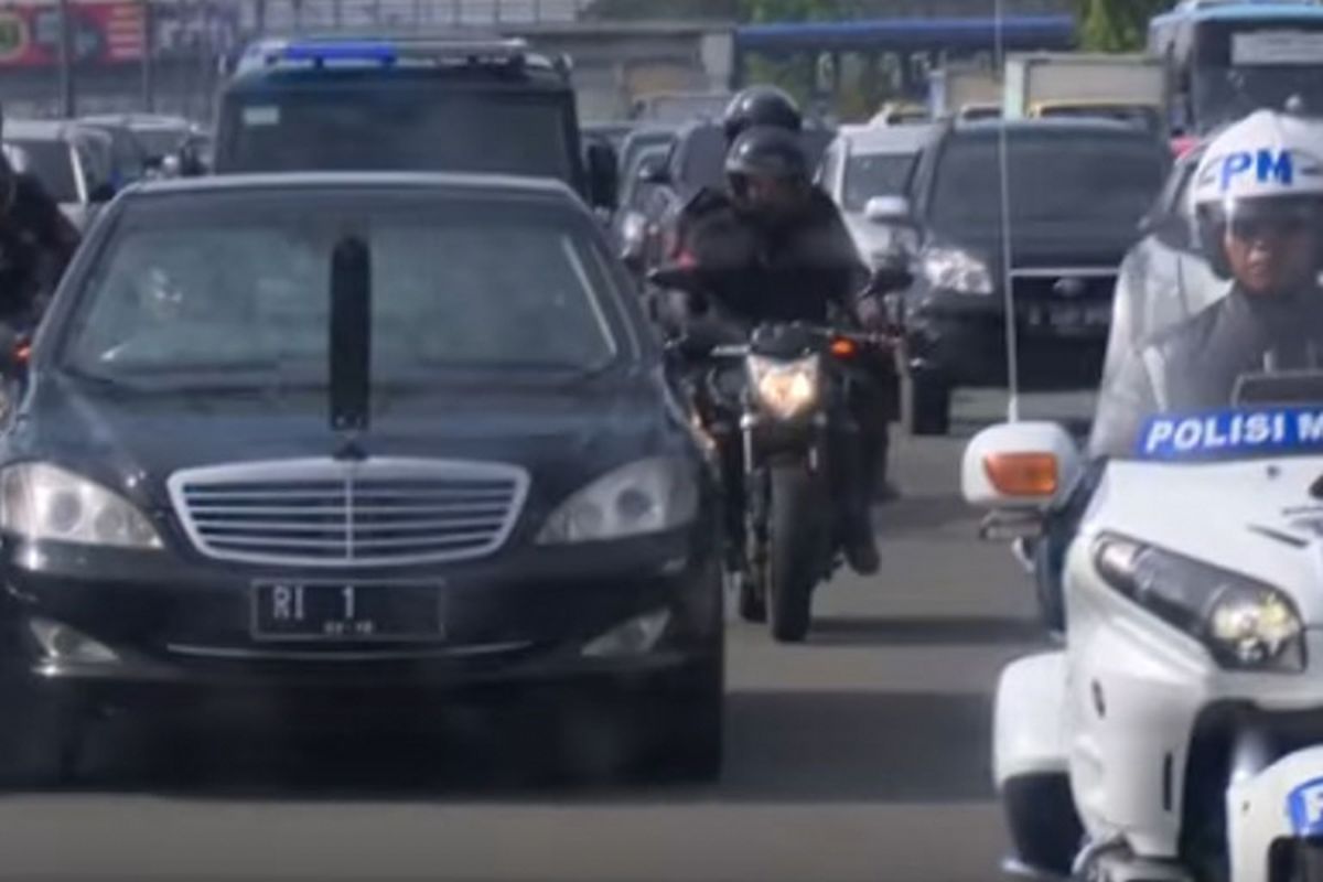 iring-iringan Presiden, lampu merah, lampu lalu lintas, Apil, apil, aturan lalu lintas, iring-iringan presiden, Iring-iringan Presiden Prabowo Berhenti di Lampu Merah, Netizen: Hal Sederhana yang Mewah