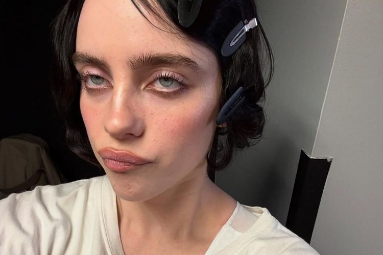 billie eilish, tren tiktok, Jenna Ortega, tren makeup 2025, tired makeup look, bagaimana tired makeup look, tren tired makeup, tired girl look, tired girl look makeup, makeup tiktok, tren makeup tiktok, tired girl look tiktok, Tired Girl Look Viral di TikTok, Tren Makeup Kelelahan yang Diminati Gen Z