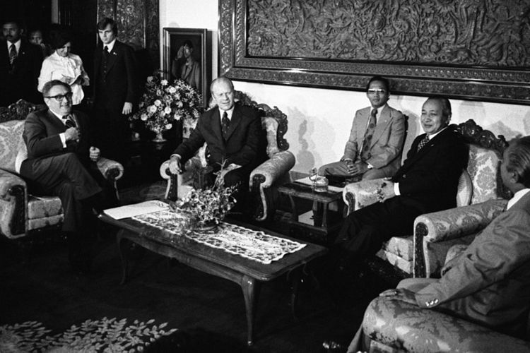 Soeharto, sejarah Indonesia, pelanggaran HAM, sejarah soeharto, pelanggaran ham, sejarah indonesia, Sejarah Soeharto Menjadi Presiden, presiden Soeharto, Soeharto pahlawan nasional, soeharto pahlawan, Kontroversi Soeharto, sejarah soeharto orde baru, Dari KNIL ke Istana Negara, Kisah Soeharto dan Kontroversi di Balik Gelar Pahlawan Nasional, Awal Karier Militer, dari KNIL hingga PETA, Karier Militer dan Konflik Internal TNI, Peristiwa G30S dan Lahirnya Supersemar, Bayang-bayang Tragedi 1965 dan Dukungan CIA, Naik ke Puncak Kekuasaan dan Lahirnya Orde Baru