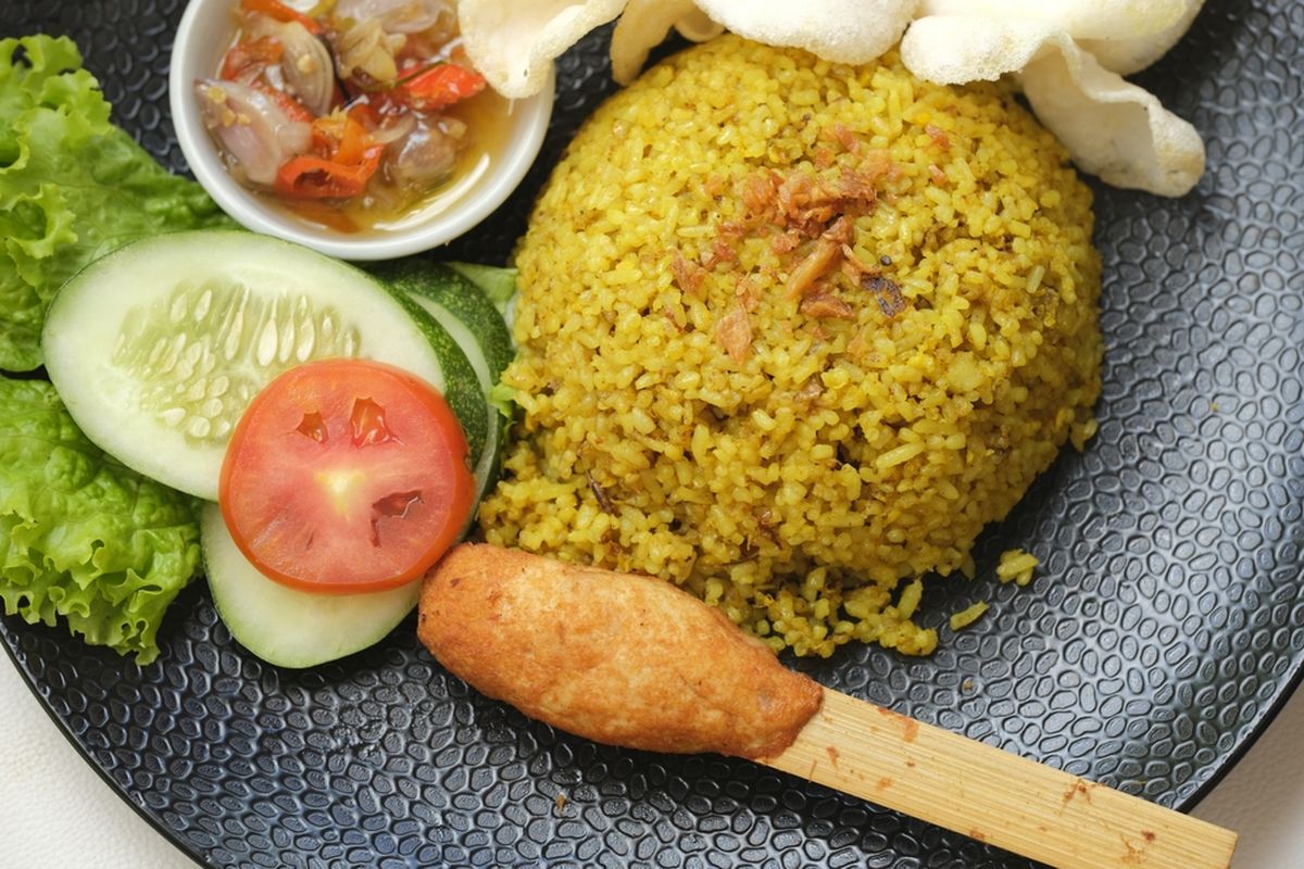 nasi kuning, Cara memasak nasi kuning, cara memasak nasi kuning di magic com, Cara memasak nasi kuning di rice cooker, Nasi Kuning 17 Agustus Bisa Dibikin Pakai Rice Cooker, Ini Caranya, Aron beras terlebih dahulu, Perhatikan volume beras, Aduk saat tanak, Sajikan dengan lauk pelengkap