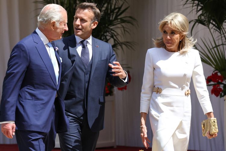 Emmanuel Macron, Brigitte Macron, gaya Brigitte Macron, Gaya Brigitte Macron, Raja Charles III, Camilla, Presiden Perancis, emmanuel macron, camilla, raja charles iii, busana brigitte macron, gaya brigitte macron, gaya istri emmanuel macron, 5 Gaya Brigitte Macron di Usia 72 Tahun Saat Kunjungan Bersama Emmanuel Macron, 1. Gaun putih di Kastel Windsor, 2. Tampilan formal bernuansa nude, 3. Gaun royal blue untuk jamuan kenegaraan, 4. Gaya semi-formal yang rapi, 5. Dress putih saat berkunjung ke Indonesia