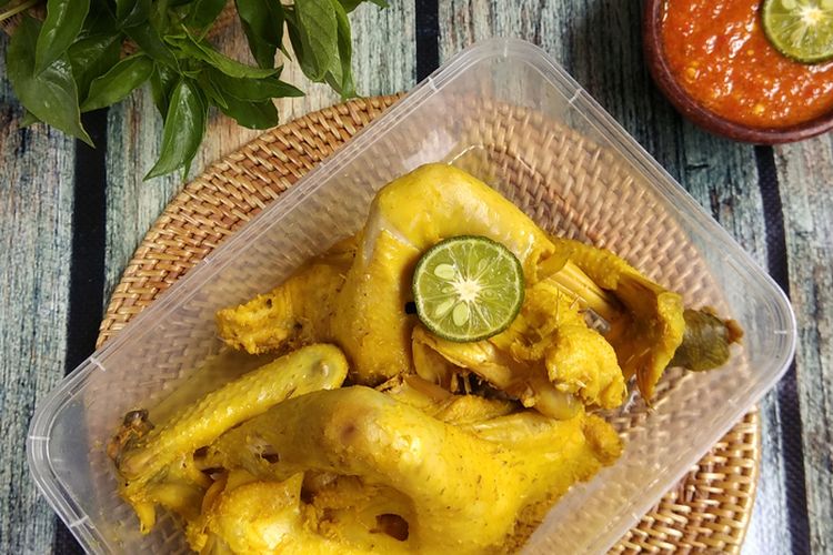 cara mengungkep ayam, 4 Cara Ungkep Ayam untuk Lauk Sahur, Tips dari Chef Hotel, 1. Goreng bumbu ungkep, 2. Tambahkan bumbu instan belakangan, 3. Ungkep selama 20 menit, 4. Simpan di kulkas