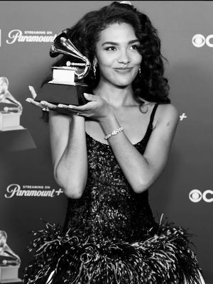 Chanel, Olivia Dean, Olivia Dean Memukau dengan Gaun Chanel di Grammy Awards 2026, Detail gaun Chanel yang dikenakan Olivia Dean, Aksesori, Kemenangan bergengsi di Grammy Awards 2026, Perpaduan fashion dan musik yang sempurna