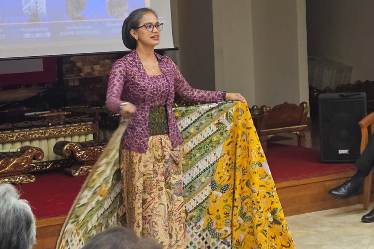 kain batik, kebaya Indonesia, 75 tahun hubungan diplomatik RI dan Vatikan, fashion show kebaya, belajar berkain, Fashion Show Kebaya dan Belajar Berkain Warnai Peringatan 75 Tahun Hubungan Diplomatik RI - Vatikan