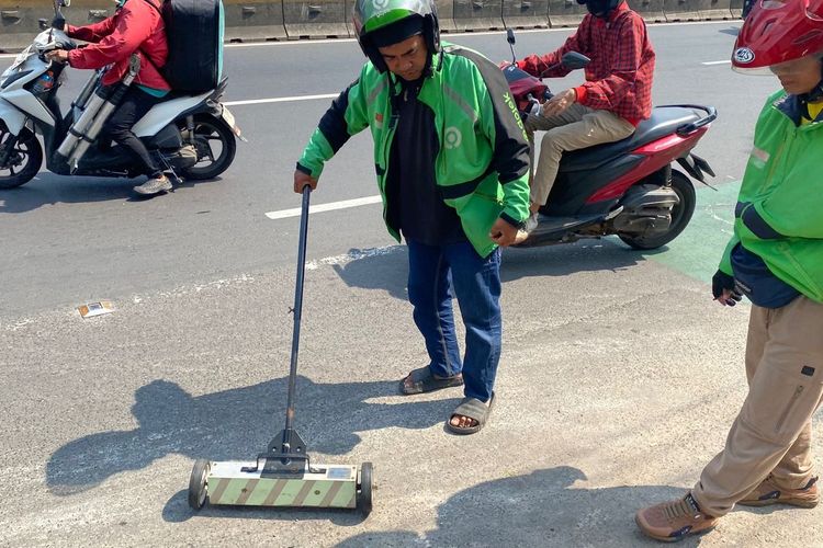 ranjau paku, Relawan Ranjau Paku, Usmanto, relawan ranjau paku dikejar tukang tambal ban, Kisah Usmanto, Ojol yang Jadi Relawan Pemburu Ranjau Paku di Ibu Kota