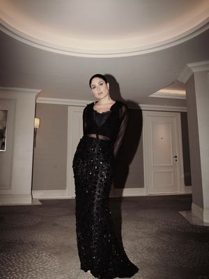 Kareena Kapoor, kareena kapoor sekarang, kareena kapoor meninggal hoaks, gaya kareena kapoor, foto kareena kapoor terkini, daayra film, film terbaru kareena kapoor, 9 Gaya Stylish Kareena Kapoor, Bisa Jadi Inspirasi, 1. Penampilan Kareena Kapoor di acara Birmingham, 2. Floral saree, 3. Gaun ungu, 4. Strapless peach dengan shawl, 5. Gaun biru silver penuh detail, 6. All-black airport look, 7. Gaun hitam berkilau, 8. Gaya sporty kasual, 9. Gaya santai