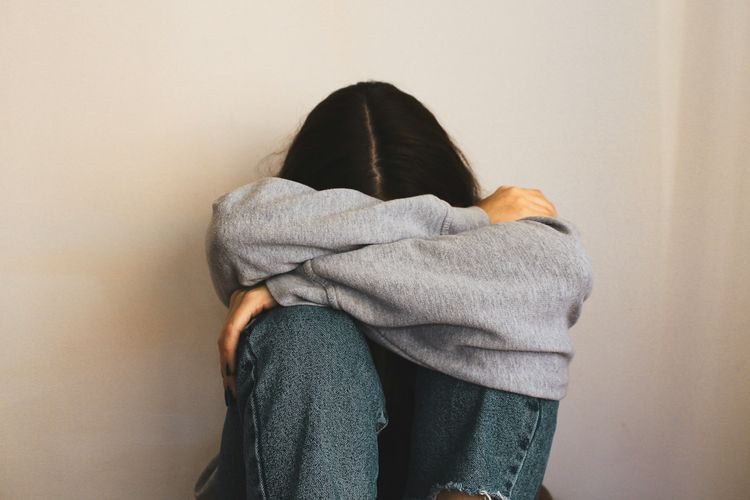 Toxic positivity, toxic, Toxic Positivity, dampak toxic positivity, contoh toxic positivity, Toxic, toxic positivity adalah, apa itu toxic positivity, toxic positivity artinya, 6 Dampak Toxic Positivity pada Kesehatan dan Kesejahteraan Hidup, 1. Membuat kamu menekan emosi, 2. Munculnya rasa malu dan bersalah, 3. Membuat kamu menyembunyikan diri yang sebenarnya, 4. Menimbulkan rasa terisolasi dari orang lain, 5. Membuat kamu pasif dan mengabaikan masalah, 6. Berpengaruh pada kesehatan fisik