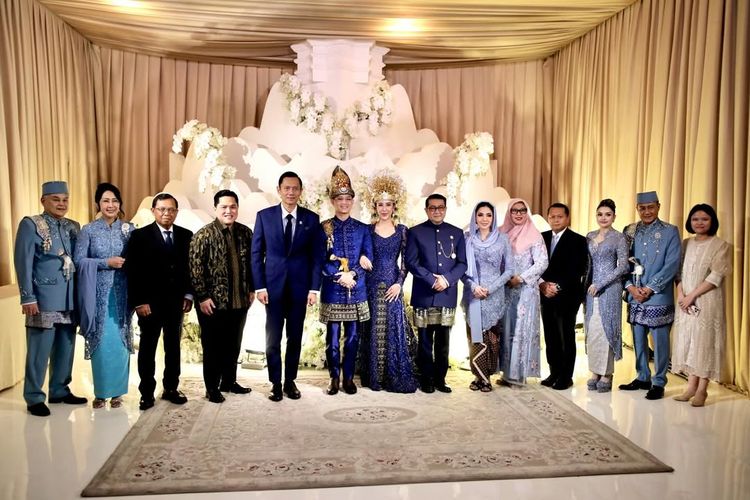 adat Aceh, Teuku Rassya, 5 Detail Gaya Pernikahan Teuku Rassya dan Cleantha Islan, Pakai Adat Aceh, 1. Palet busana navy blue, 2. Suntiang Aceh yang ikonik, 3. Riasan wajah 'soft glam' yang flawless, 4. Detail aksesori, 5. Agus Harimurti Yudhoyono (AHY) jadi saksi nikah
