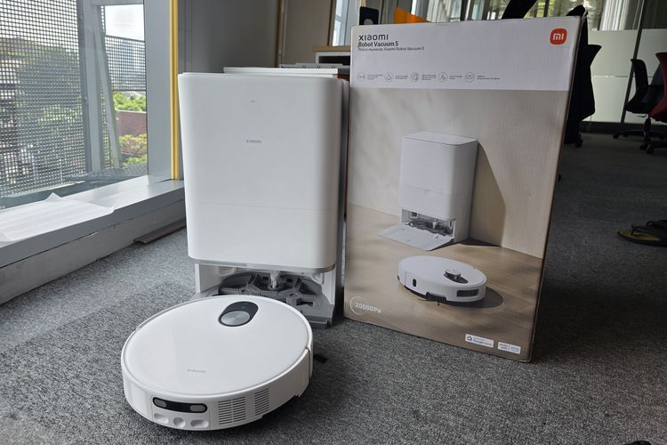 Xiaomi, Xiaomi Robot Vacuum 5, bersih-bersih, Saya Tes Xiaomi Robot Vacuum 5, Hasilnya Cocok Buat yang Capek Ngepel Manual,  Isi paket pembelian Xiaomi Robot Vacuum 5 harga Rp 9 juta., Base station besar dengan fungsi “serba otomatis”, Daya hisap 20.000 Pa dan anti rambut kusut, Vacum dan pel pintar, karpet tetap kering, Tes singkat, hasilnya meyakinkan