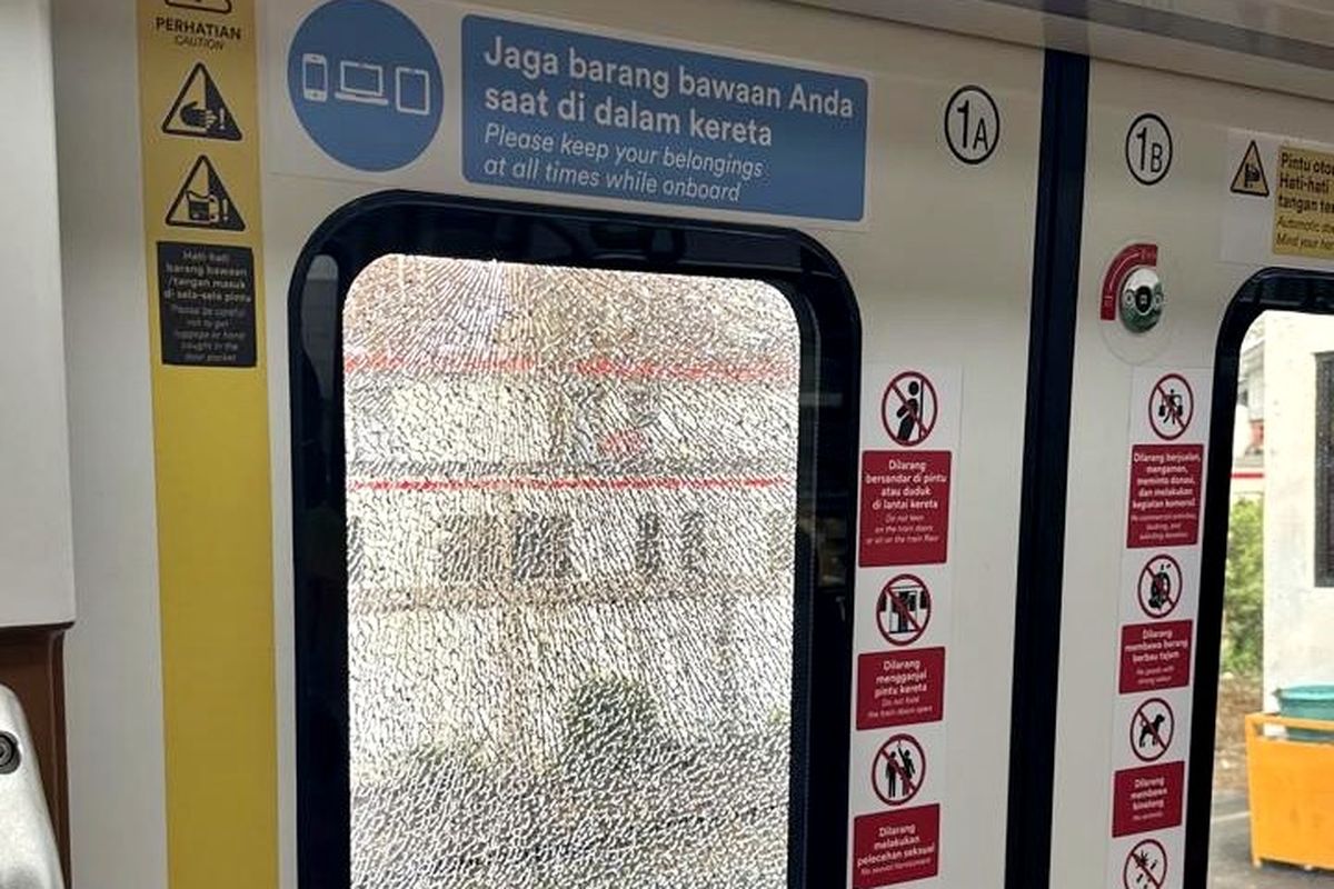 KRL dilempar batu, kaca krl dilempar batu, krl cli 125, pelaku pelempar batu KRL, KRL buatan Cina, Usai KA Sancaka, Giliran KRL Baru Buatan Cina Dilempar Batu