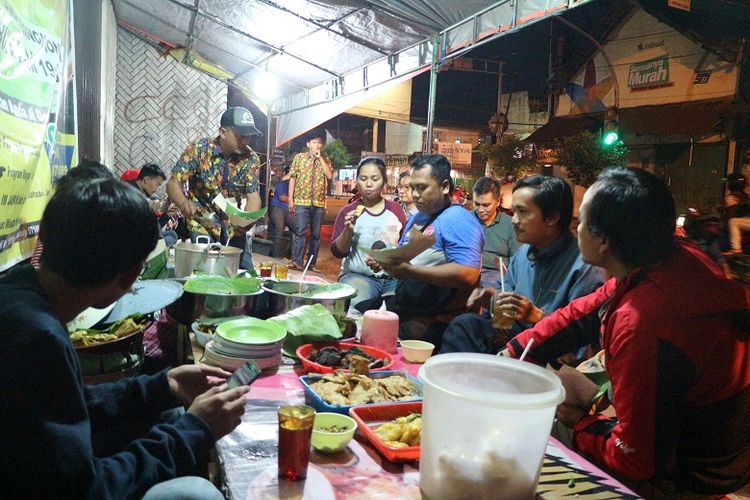 Nasi Liwet, Solo, Nasi liwet solo, Nasi Liwet Solo, SOLO, Kuliner Solo, kuliner legendaris solo, sejarah nasi liwet solo, filosofi nasi liwet solo, Sejarah dan Filosofi Nasi Liwet Solo, Kuliner Legendaris yang Tetap Jadi Primadona, Perjalanan Panjang Nasi Liwet Solo, Transformasi dari Tradisional ke Modern, Perpaduan Rempah dan Rasa yang Menggugah Selera, Keistimewaan Nasi Liwet Solo yang Tak Terlupakan