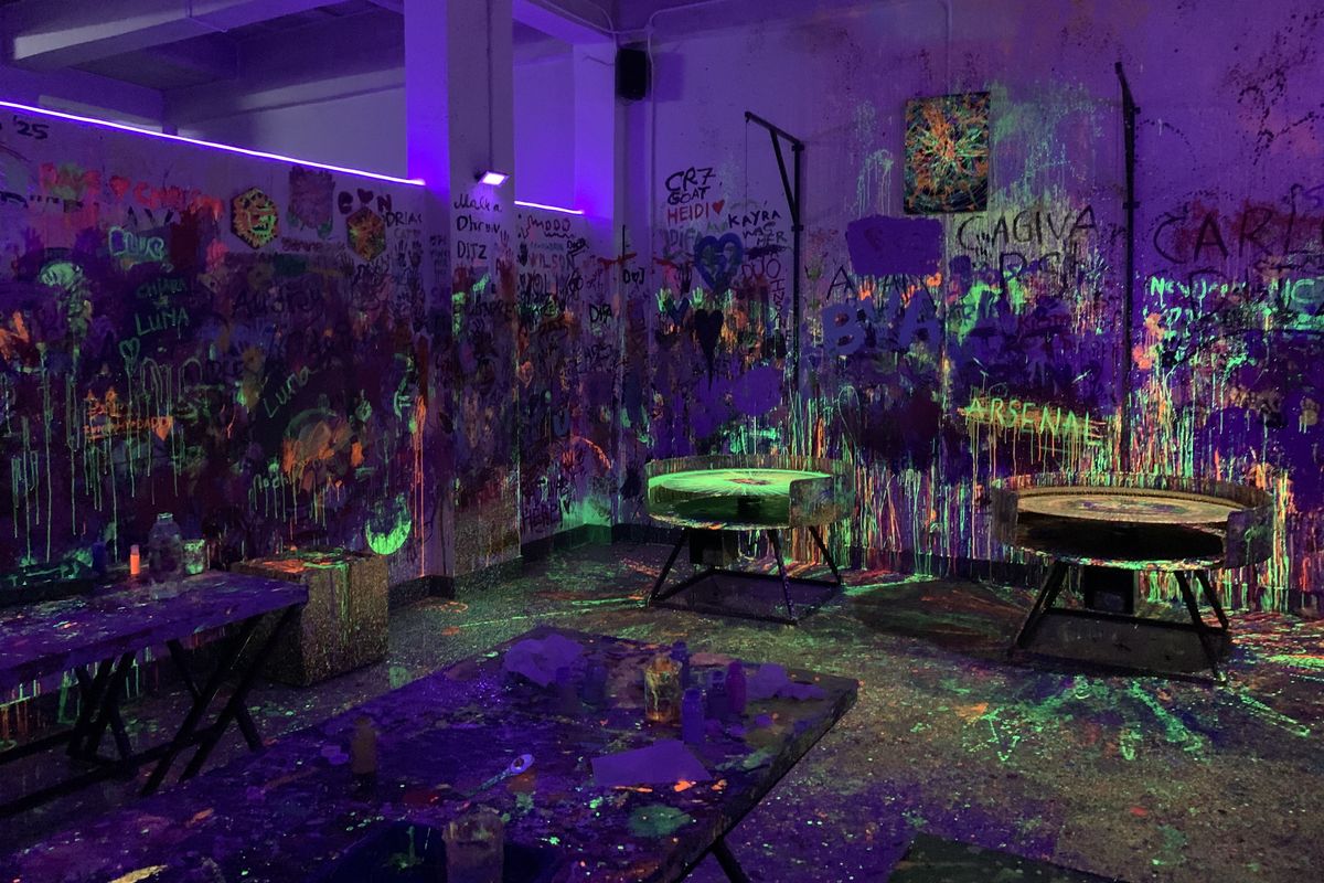 artplay studio pullman, ArtPlay Studio bogor, harga tiket masuk ArtPlay Studio, aktivitas di ArtPlay Studio, wisata seni di puncak bogor, Harga Tiket ArtPlay Studio di Ciawi, Wahana Seni Neon Painting, Regular Painting (melukis di atas kanvas), Neon Painting (melukis dengan cat neon), Clock Painting, Bearbrick Painting