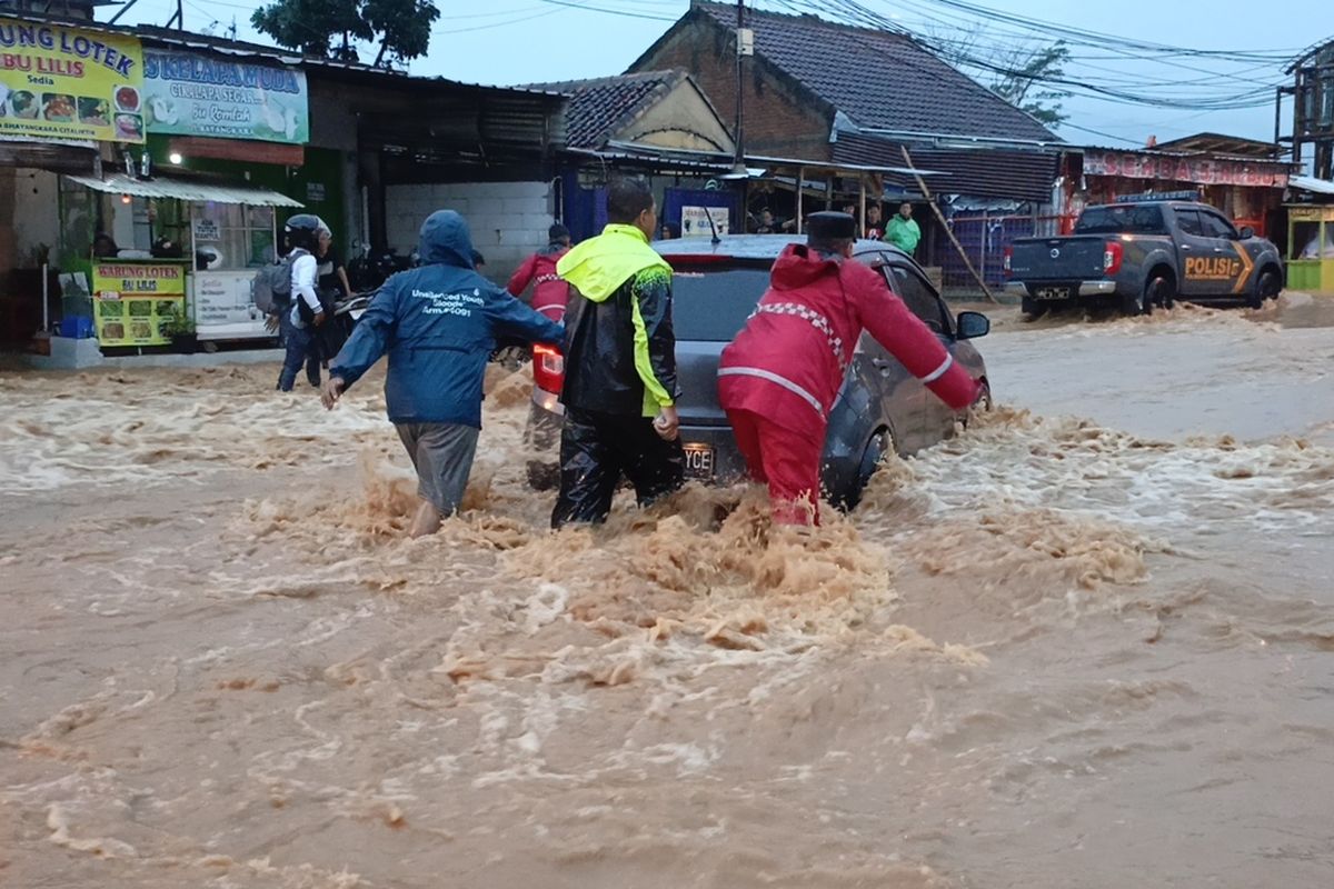 water hammer, Water Hammer, kerusakan mobil, Banjir Jakarta, tips mencegah kerusakan, Perbedaan Kerusakan Mobil Terjebak Banjir Saat Mesin Mati dan Hidup