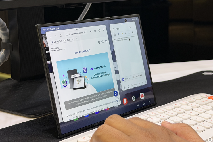Samsung, HP lipat tiga, smartphone, Samsung Galaxy Trifold, Pertama Kali Genggam Samsung Galaxy TriFold, HP Lipat Tiga yang Ringkas