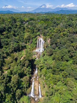 Kendal, Curug Sewu, air terjun tertinggi di Jawa Tengah, Curug Sewu Kendal, Air terjun tertinggi jawa tengah, air terjun tertinggi di jawa tengah, Curug Sewu, Indahnya Air Terjun Tertinggi Jawa Tengah dengan Pelangi