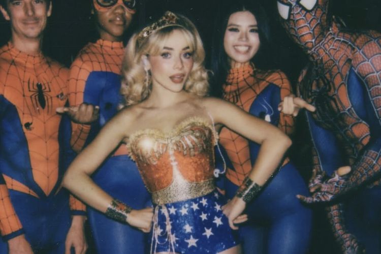 Sabrina Carpenter, gaya sabrina carpenter, grammy awards 2026, sabrina carpenter grammy, sabrina carpenter grammy awards, grammy nominations 2026, gaya Sabrina Carpenter saat konser, Sabrina Carpenter Masuk 6 Nominasi Grammy 2026, Intip Gaya Uniknya Saat Konser, 1. Body suit glitter , 2. Gaya retro dengan kemeja tanpa lengan yang diikat, 3. Kemeja crop kotak-kotak, 4. Gaya ala cowgirl, 5. Tampil bak Wonder Woman