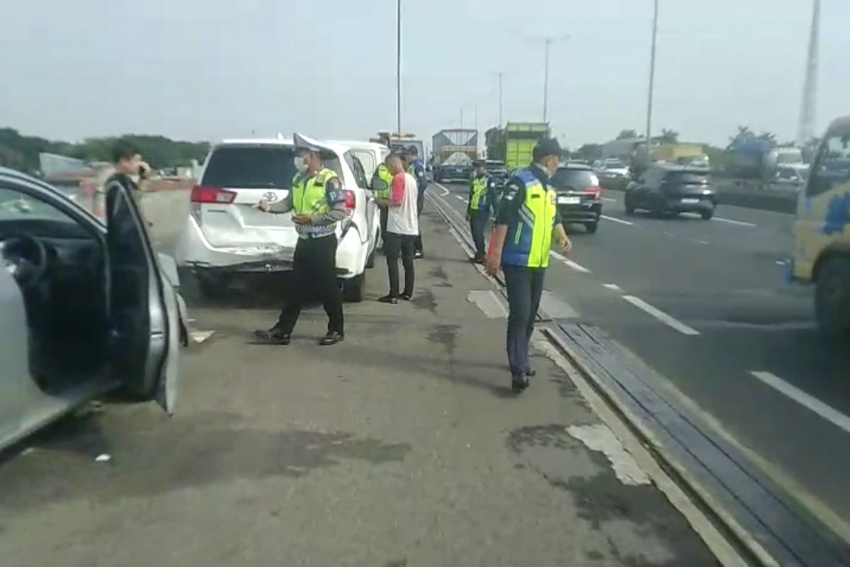 tabrakan beruntun, jalan tol, jaga jarak aman, 3 Cara Mudah Hindari Tabrakan Beruntun di Jalan Tol