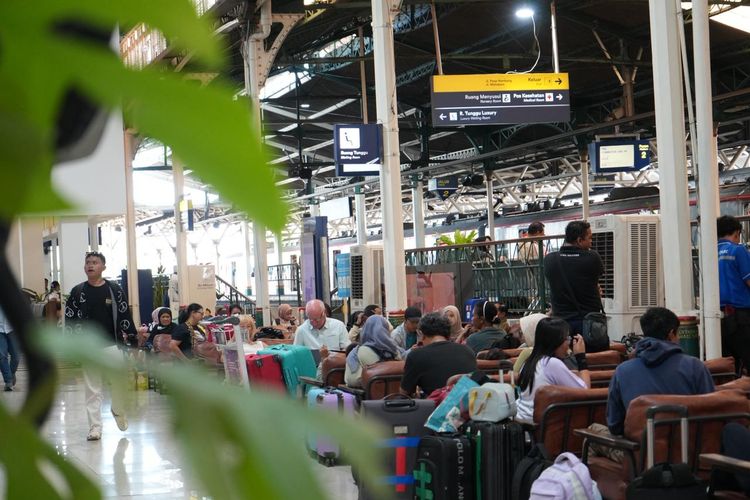 Libur Panjang Kenaikan Yesus Kristus, 142.000 Tiket Kereta Daop 1 Jakarta Terjual, Operasional kereta ditambah untuk layani mobilitas warga, Volume penumpang meningkat signifikan, Yogyakarta hingga Bandung jadi tujuan favorit, KA lokal juga dipadati penumpang, Imbauan KAI untuk kenyamanan perjalanan